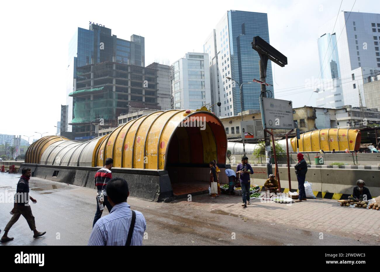 Un passaggio sotterraneo su Kazi Nazrul Islam Ave a Dhaka, Bangladesh. Foto Stock