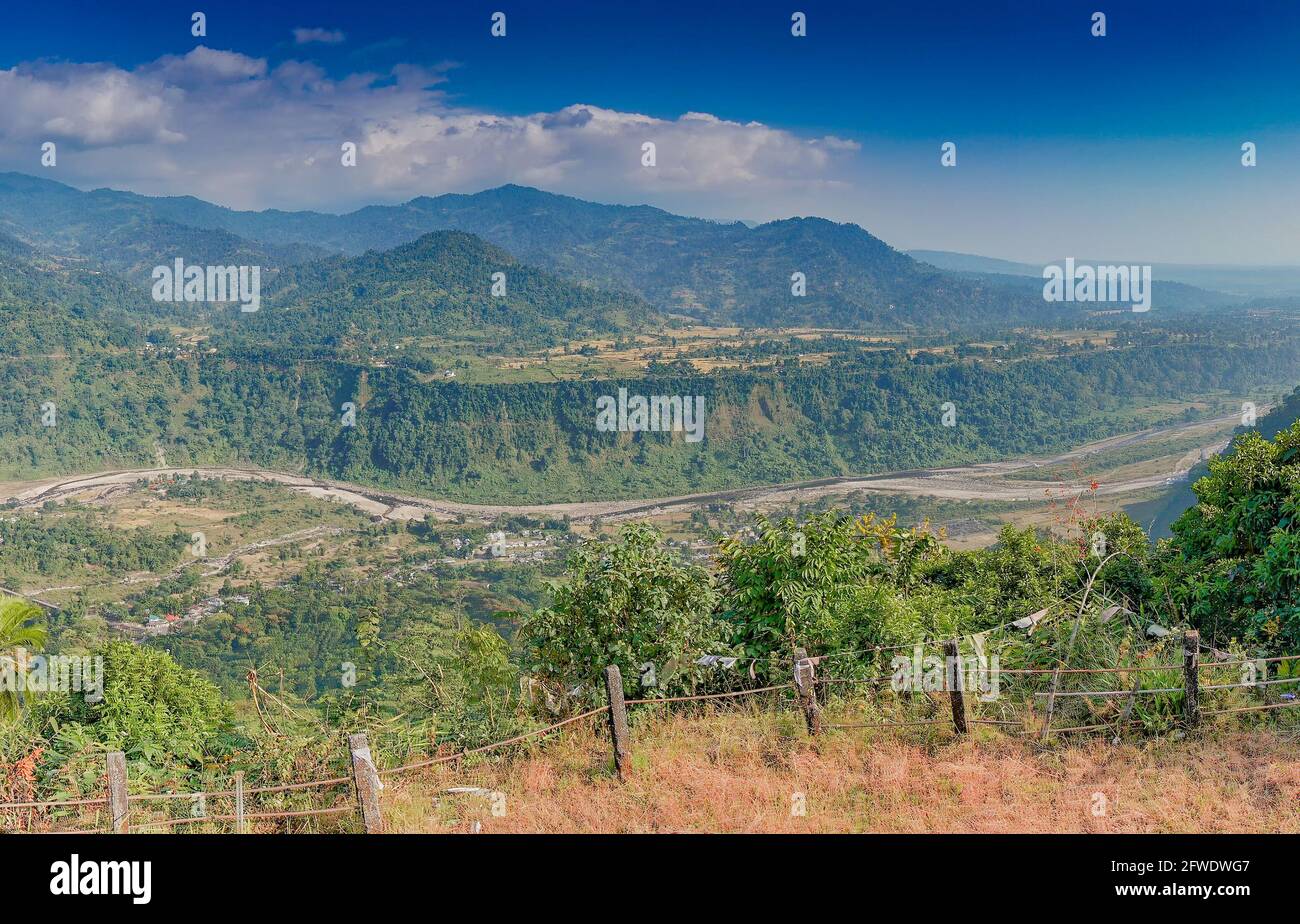 Immagine panoramica del confine indiano del Bhutan a Jhalong , Dooars - Bengala occidentale , India Foto Stock