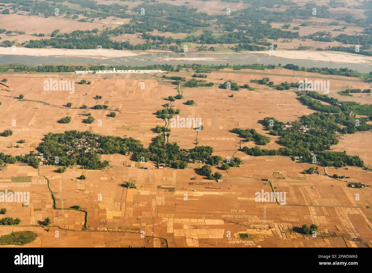 Vista aerea del terreno agricolo del Bangladesh - vista del campo da paddyfield dal cielo. Il Bangladesh è un paese con base agricola in Asia con un'agricoltura enorme. Foto Stock