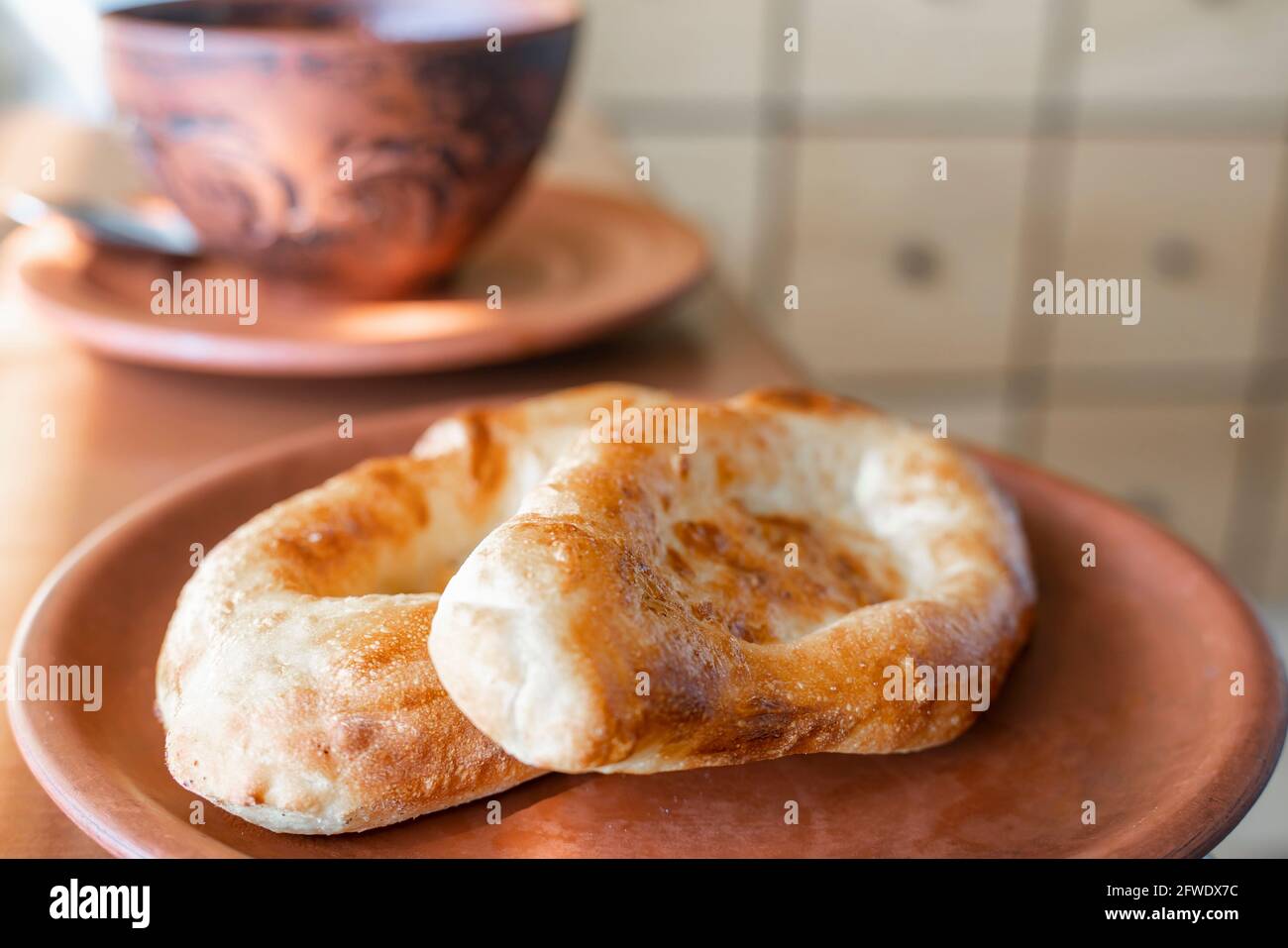 Tortilla tradizionale con formaggio. Khachapuri su un piatto di legno Foto Stock