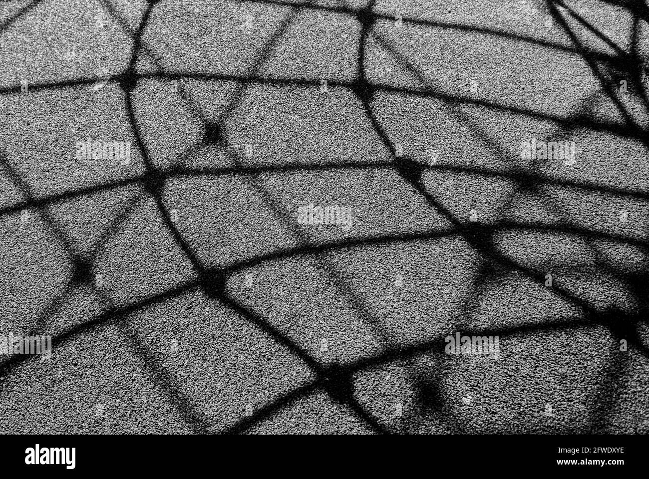 Tiro ad angolo alto di corde di arrampicata ombra su un cemento superficie Foto Stock