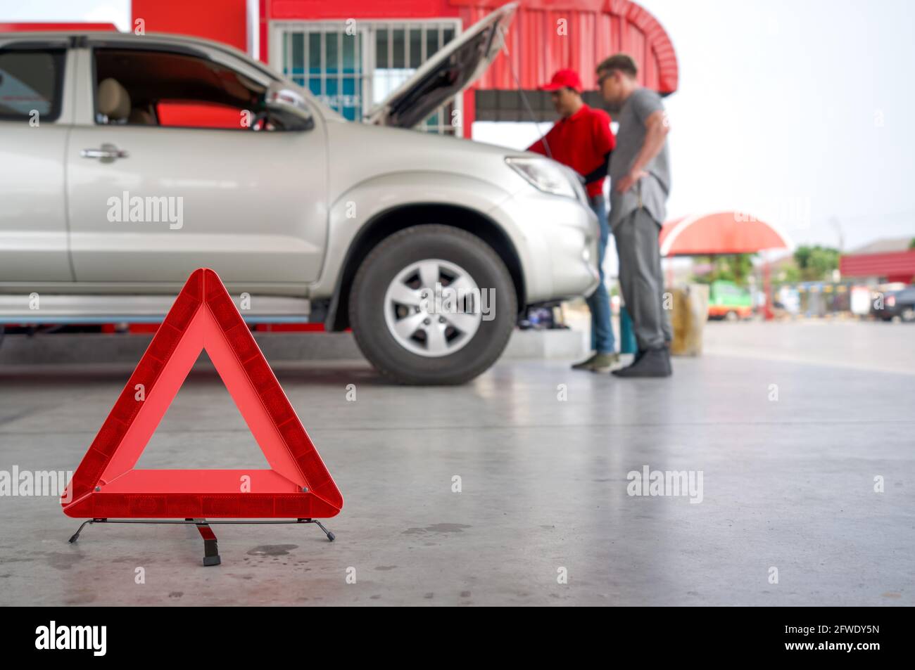 Immagini Stock - Segnale Di Stop Triangolo Rosso Di Emergenza E Auto Rotta  Su Una Strada Cittadina.. Image 132962978