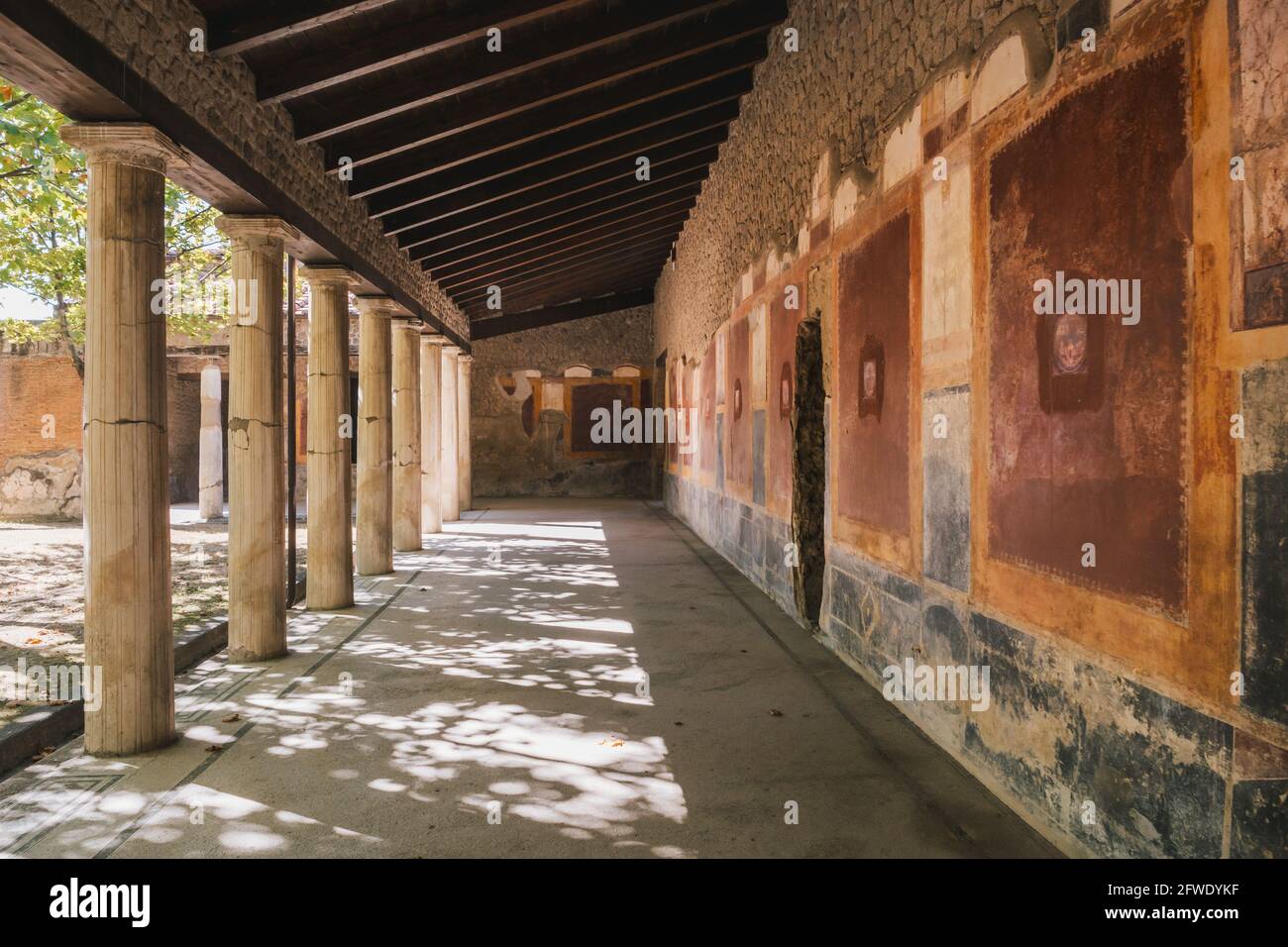 Castellammare di Stabia, Italia - Agosto 26 2020: Portico Est del Peristilio di Villa Antica Romana San Marco in Stabiae con colonne Foto Stock