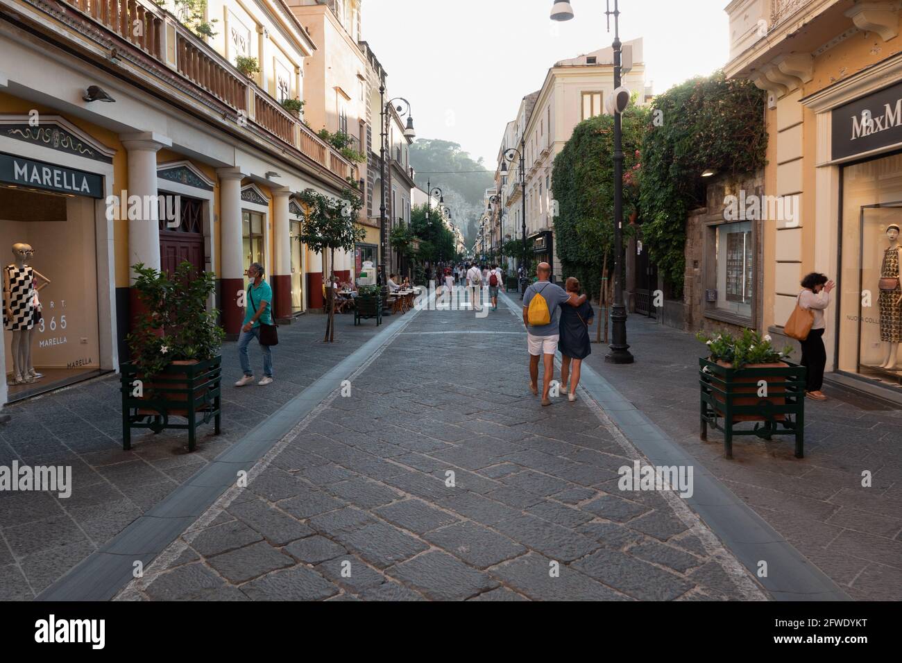 Sorrento, Italia - Agosto 26 2020: Corso Italia principale Via dello Shopping e zona pedonale in estate. Foto Stock