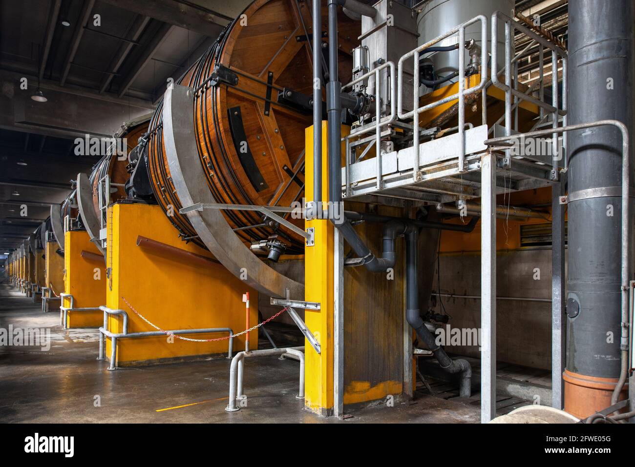 Conceria. Grandi fusti di legno per la concia di cuoio bovino. Foto Stock