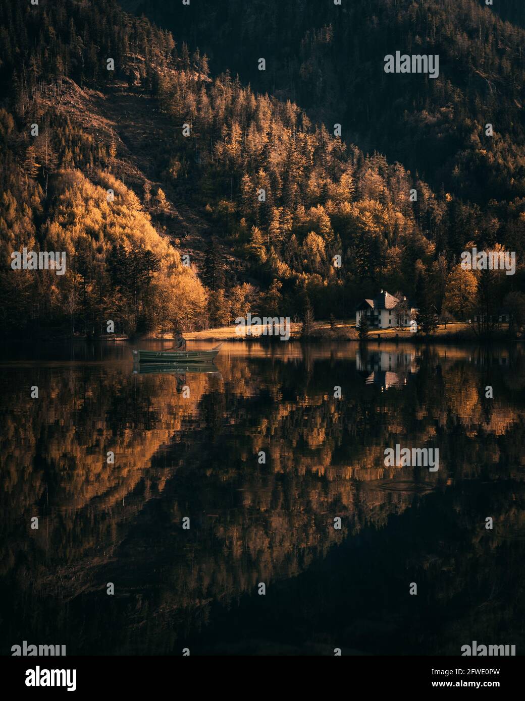 lago di montagna langbathsee con riflessione in alta austria durante il tramonto Foto Stock