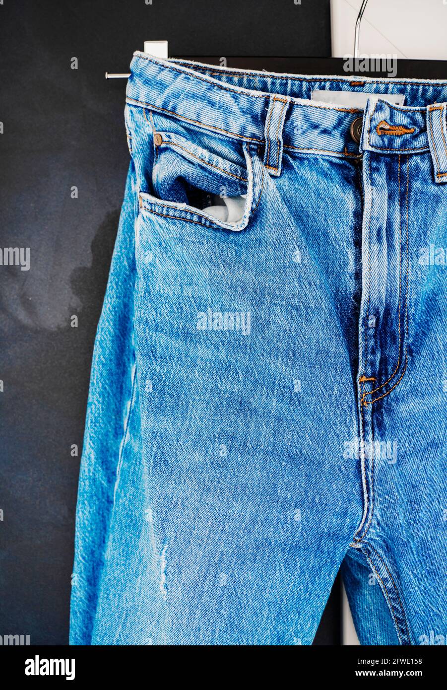 Pantaloni jeans jeans jeans jeans jeans blu da uomo o da donna. Colore saturo di contrasto. Concetto di abbigliamento di moda. Foto Stock