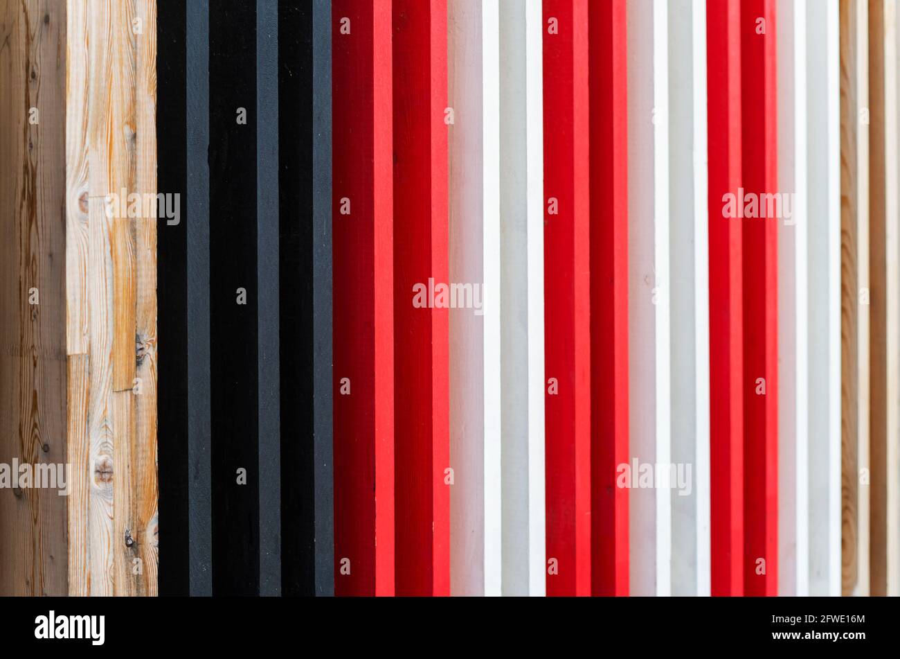 Sfondo astratto. Linee verticali in legno bianco nero e rosso Foto Stock