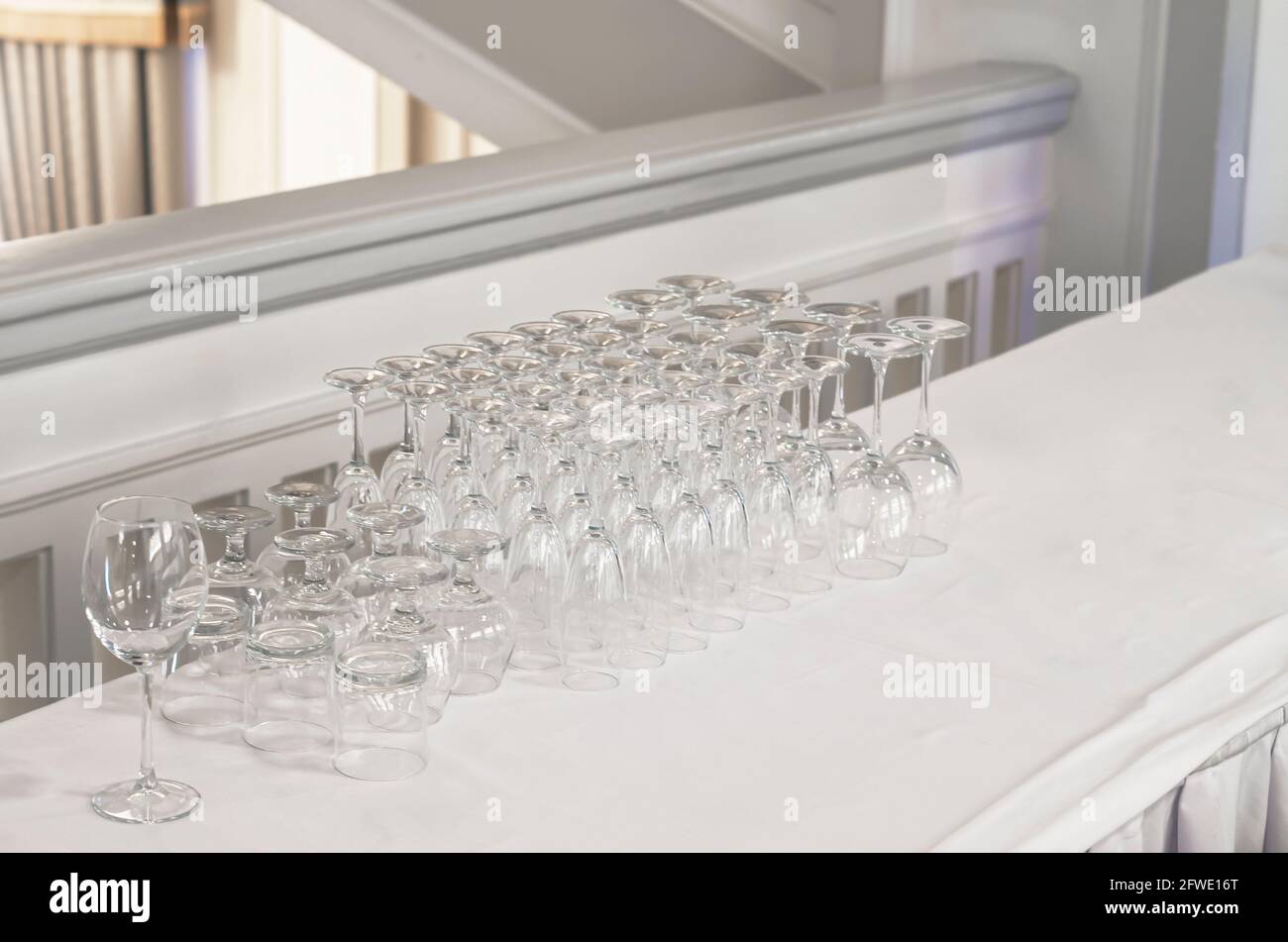 Moderno tavolo da pranzo in legno bianco su sfondo mattutino con piano in legno bianco per vetrina, promozione pubblicitaria e design del prodotto in mostra. Foto Stock