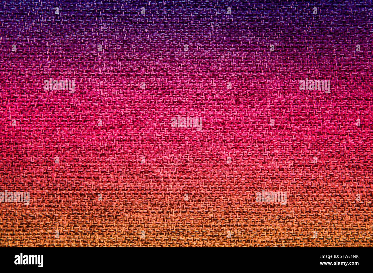 Tessuto Purple Grunge con illuminazione al neon sfondo astratto, design retrò, colorato Abstract sfondo motivo mezzitoni. Foto Stock