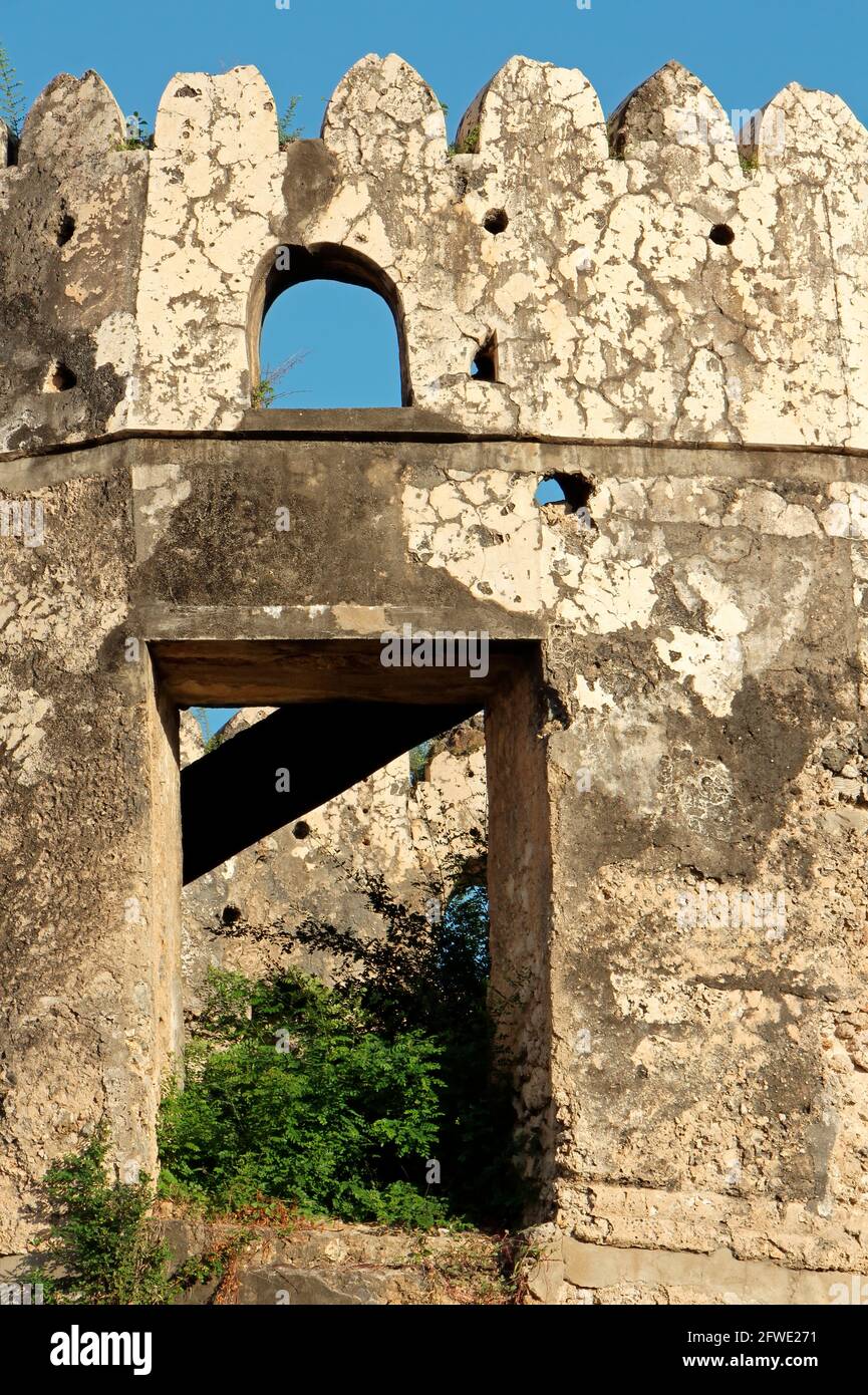 Rovina di un edificio a torre di un vecchio forte storico, Stone Town, Zanzibar, Tanzania Foto Stock