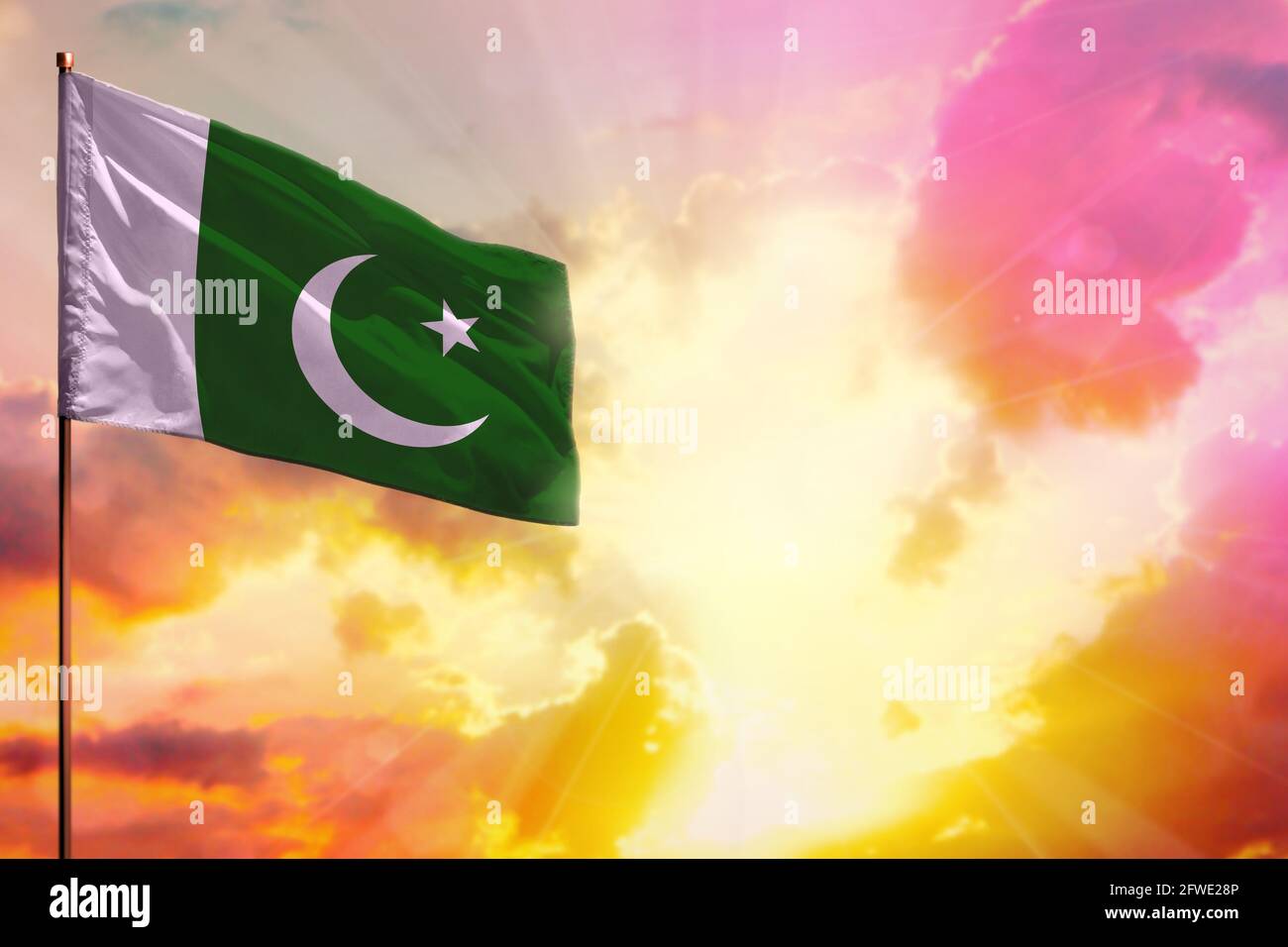 Bandiera pakistana in alto a sinistra mockup con il posto per le vostre informazioni su bello tramonto colorato o sfondo alba. Foto Stock