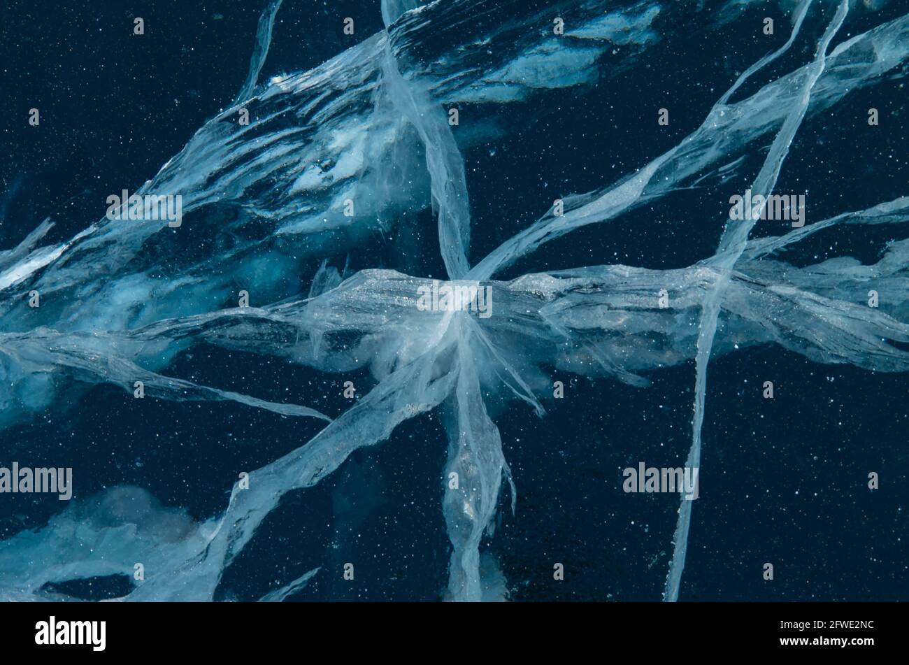 Incrinature in uno strato solido spesso di ghiaccio su congelato Lago Baikal Foto Stock