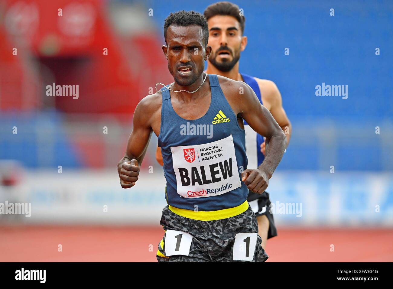 Birhanu Balew (BRN) si posiziona secondo nei 10.000 m in un Record nazionale 27:07.49 durante la 60° pista di Ostrava Golden Spike E riunione sul campo a Mestsky Foto Stock