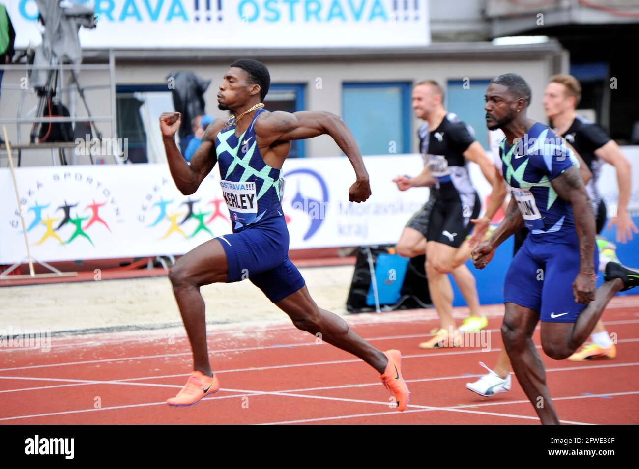 Fred Kerley (USA) sconfigge Justin Gatlin (USA) per vincere il 100 m nel 9.96 durante la 60° pista di Ostrava Golden Spike E riunione sul campo allo Stadio Mestsky Foto Stock