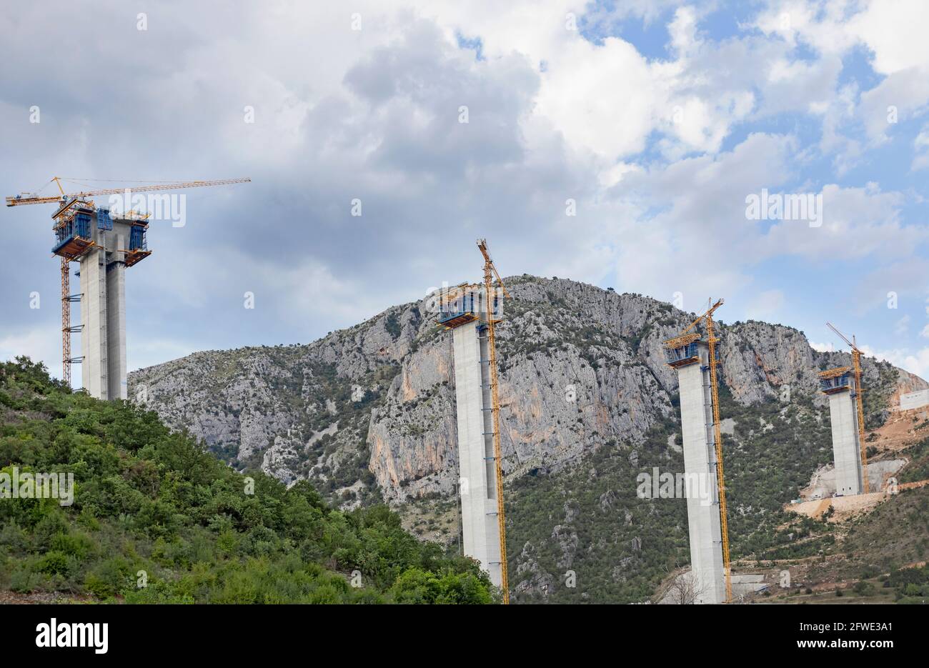 Costruzione dei pilastri del ponte grande. Costruzione moderna di un ponte. Foto Stock