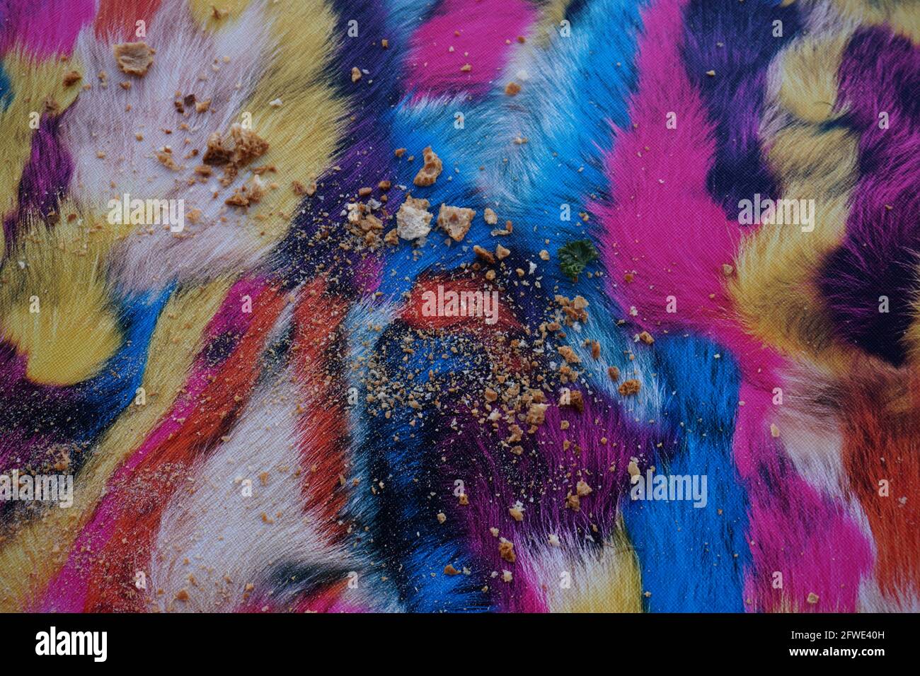 primo piano di una colorata tovaglia ricoperta di pangrattato Foto Stock