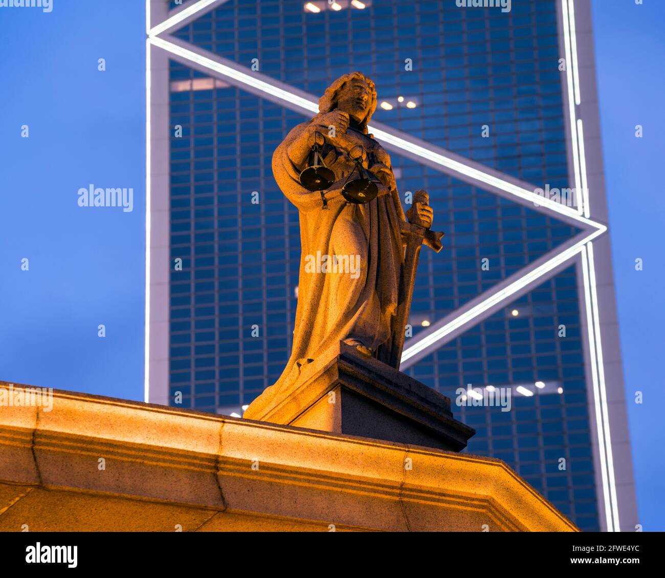 La Corte d'appello finale di Hong Kong, con la Bank of China Tower sullo sfondo, Hong kong, Cina. Foto Stock
