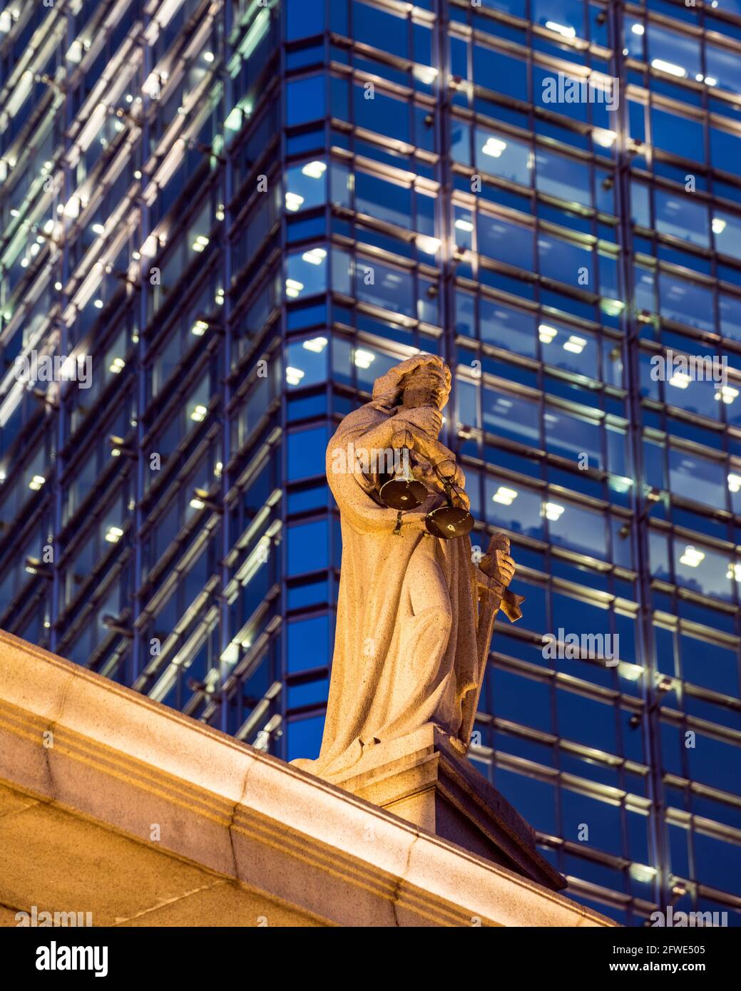 La Corte d'appello finale di Hong Kong, con la Bank of China Tower sullo sfondo, Hong kong, Cina. Foto Stock