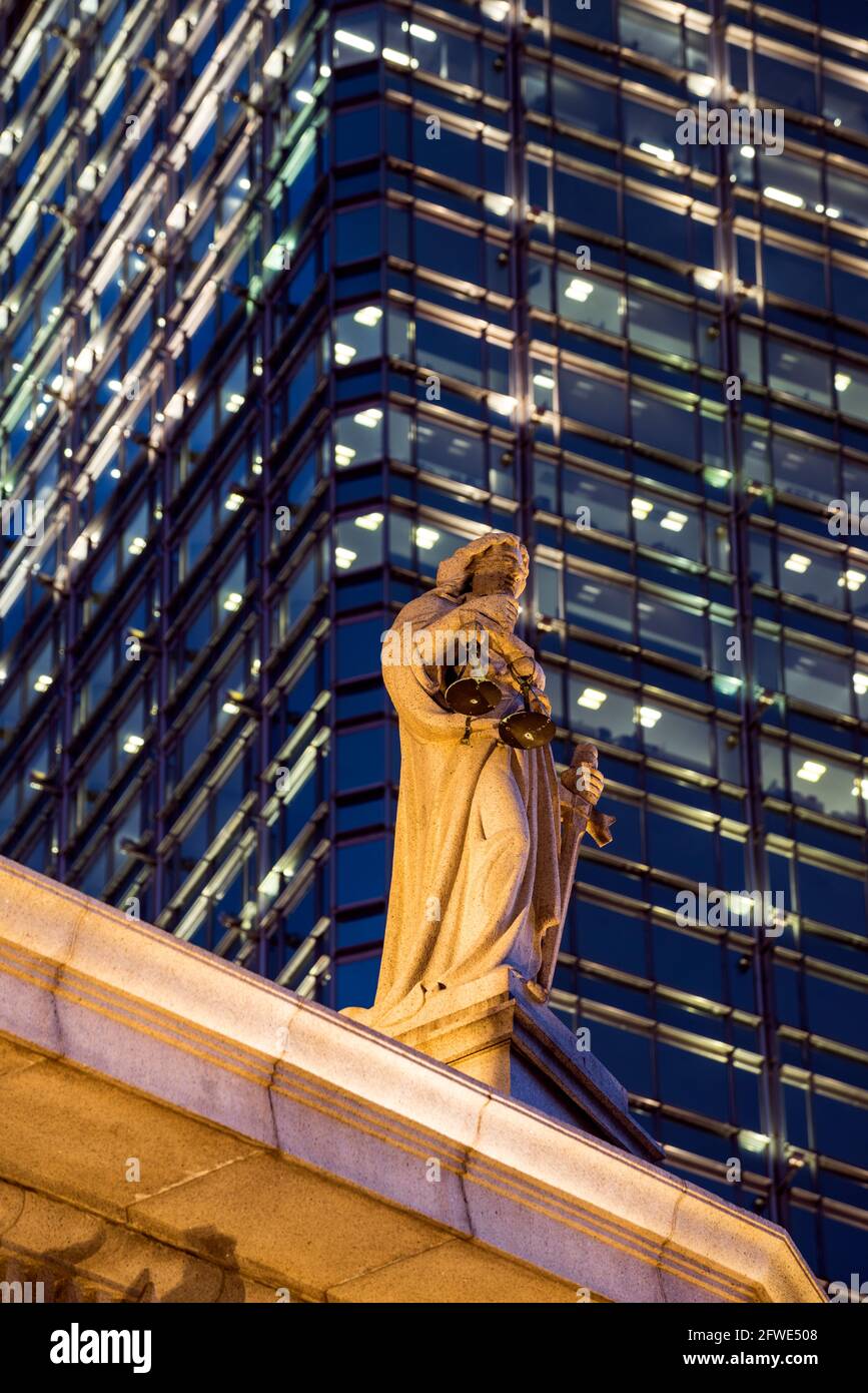 La Corte d'appello finale di Hong Kong, con la Bank of China Tower sullo sfondo, Hong kong, Cina. Foto Stock