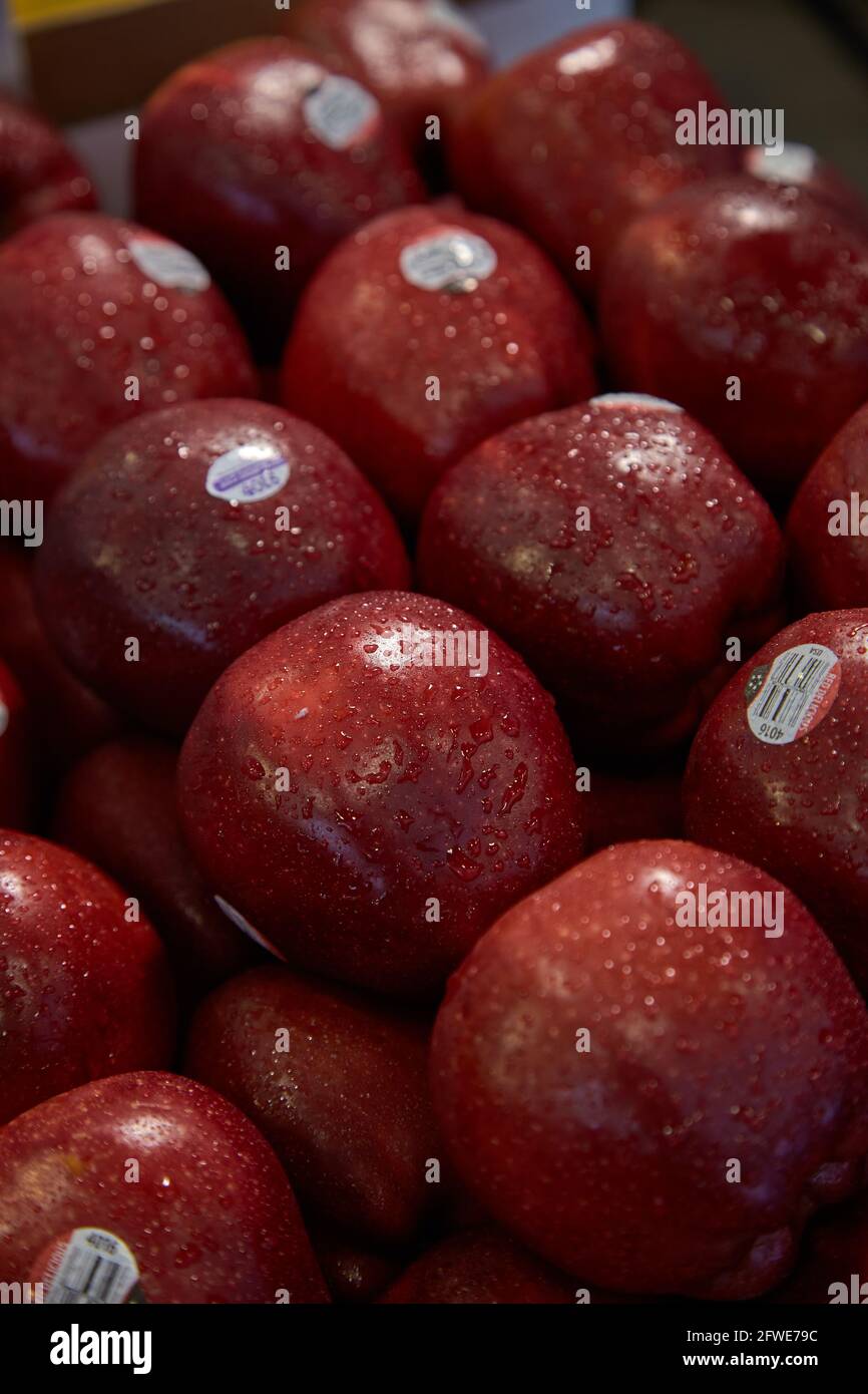 Mele fresche in vendita in una bancarella del mercato Tai Yuen di Hong Kong. Foto Stock