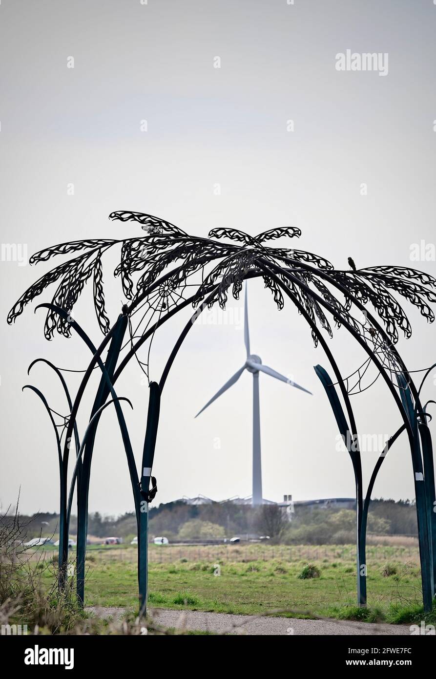 Ingresso al parco naturale Fleetwood Marsh con turbina eolica sfondo Foto Stock