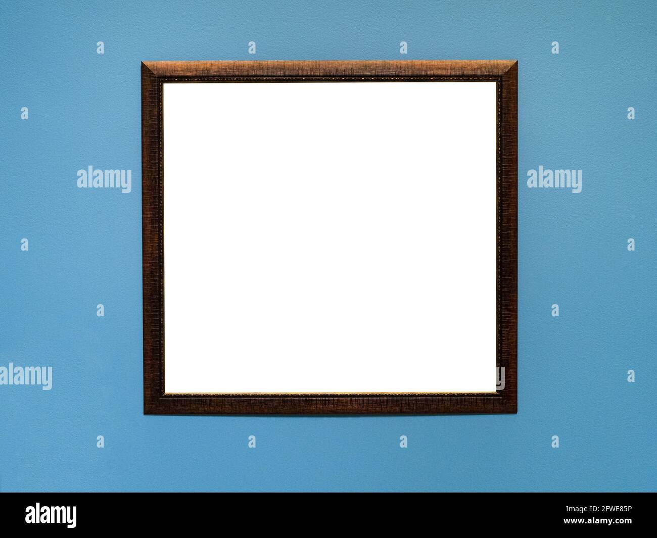 cornice in legno piatto marrone con telo ritagliato parete blu orizzontale Foto Stock