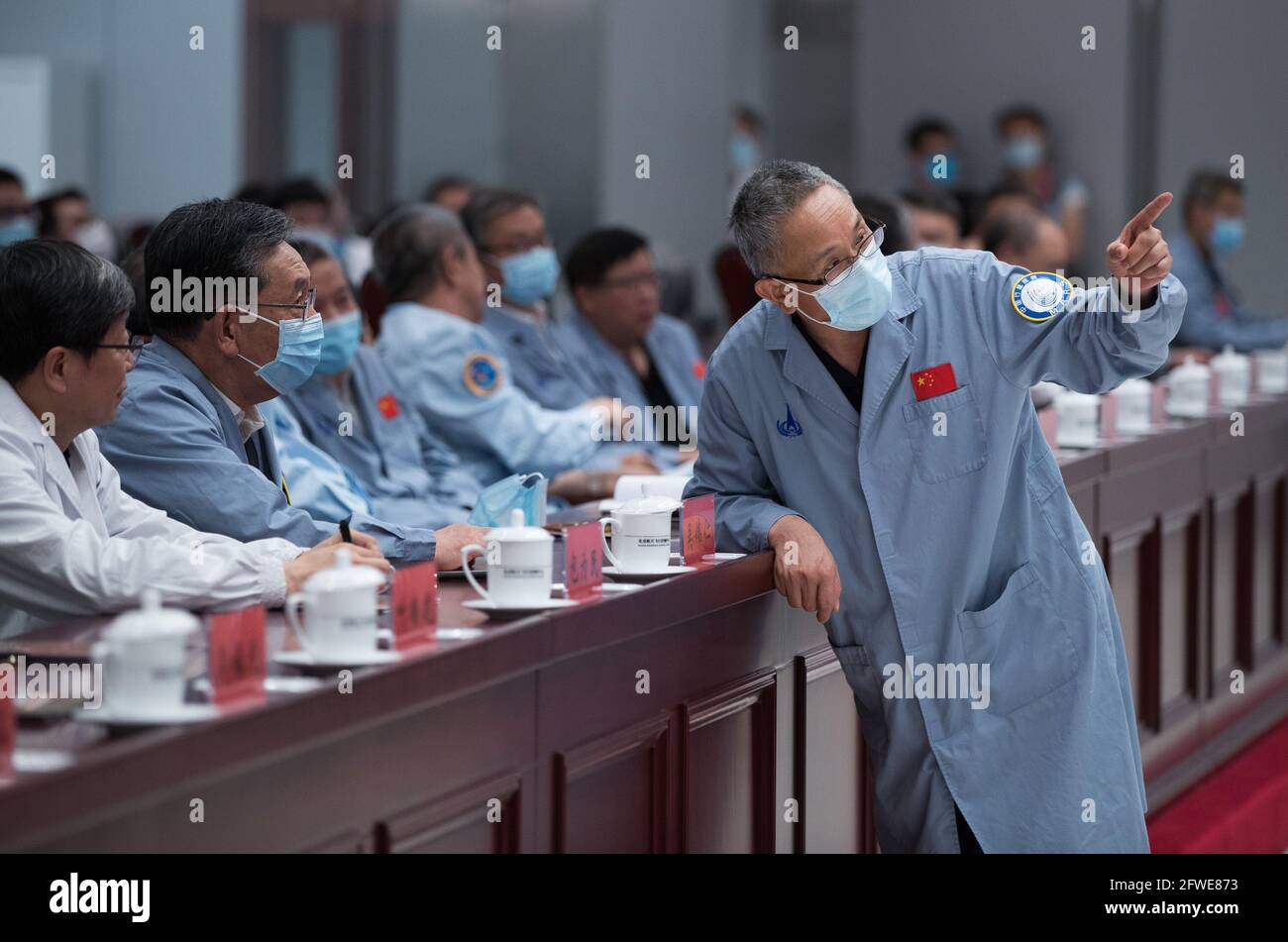 (210522) -- PECHINO, 22 maggio 2021 (Xinhua) -- Zhang Rongqiao (R), capo progettista della prima missione di esplorazione di Marte in Cina, parla con Wu Weiren (2nd L), capo progettista del progetto di esplorazione lunare della Cina dopo il primo Marte rover cinese, Zhurong, che scende dalla sua piattaforma di atterraggio alla superficie marziana, Al Centro di controllo aerospaziale di Pechino, capitale della Cina, 22 maggio 2021. La prima marte rover cinese, Zhurong, è scese dalla sua piattaforma di atterraggio al sabato della superficie marziana, lasciando le prime "impronte" del paese sul pianeta rosso. Il primo azionamento riuscito di Zhurong ha fatto C Foto Stock