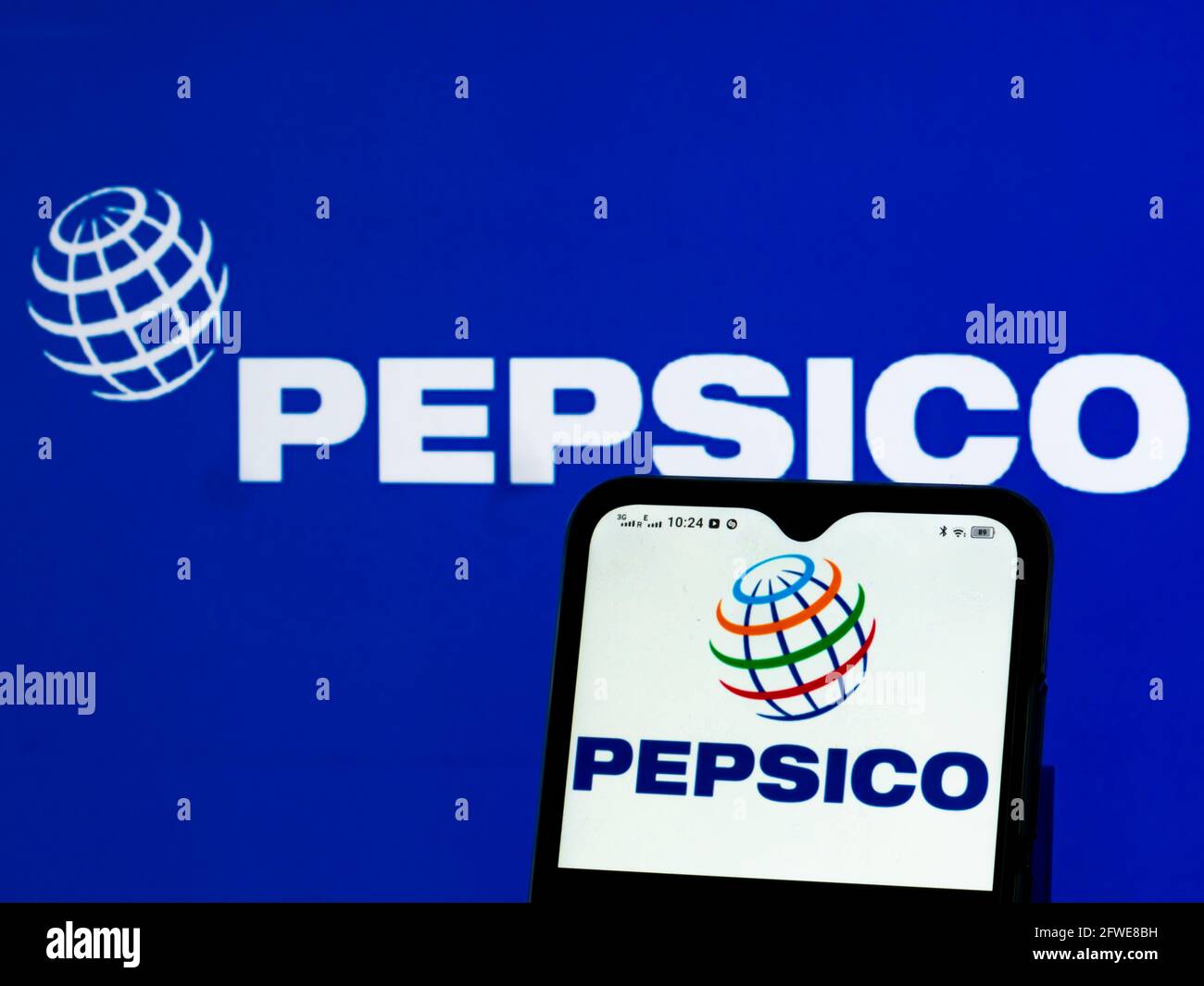 In questa illustrazione fotografica è riportato il logo PepsiCo, Inc. Visualizzato su uno smartphone Foto Stock
