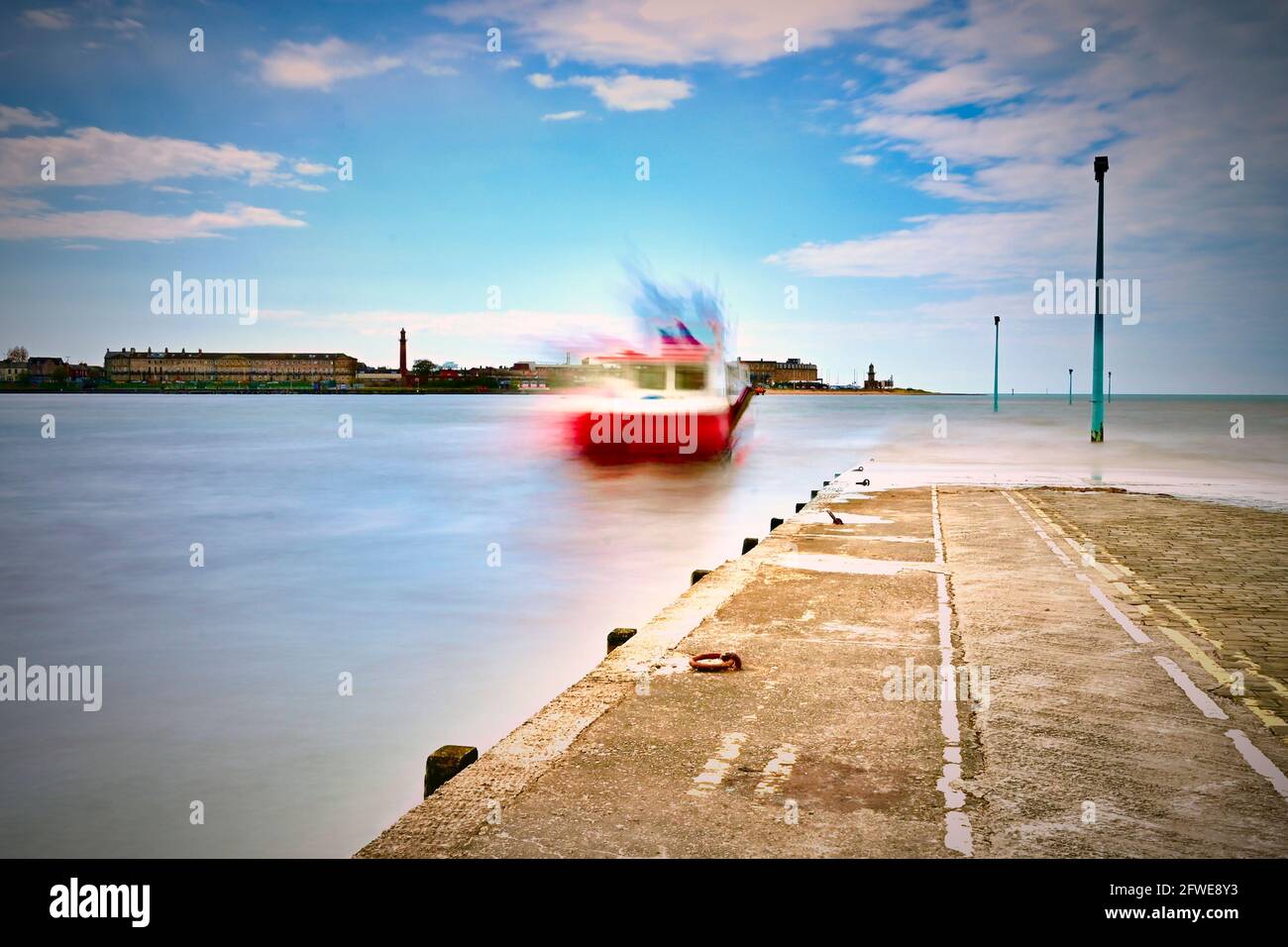 Traghetto passeggeri dell'estuario del Wyre che lascia Knott fine diretto al porto di Fleetwood attraverso l'acqua Foto Stock