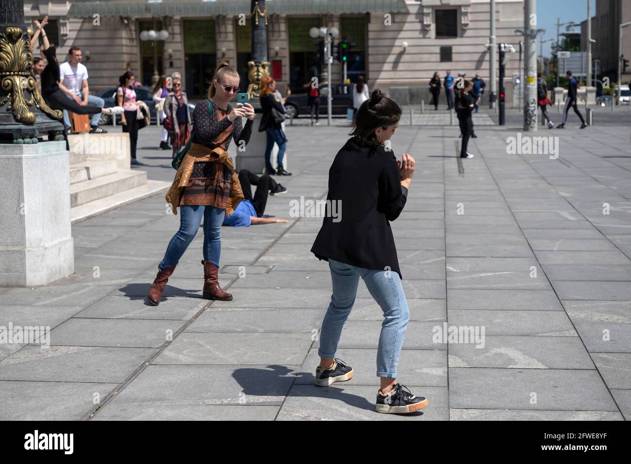 Serbia, 29 aprile 2021: Una troupe di danza delle mob in flash si esibiscono in Piazza della Repubblica a Belgrado per celebrare la Giornata Internazionale della Danza Foto Stock