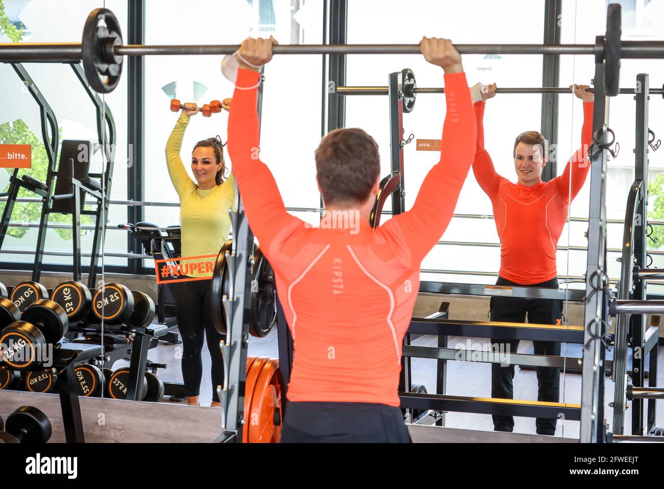 Essen, Nord Reno-Westfalia, Germania - allenamento fitness in tempi della corona Pandemic, Veronika e John sono felici dopo il lungo blocco al thei Foto Stock