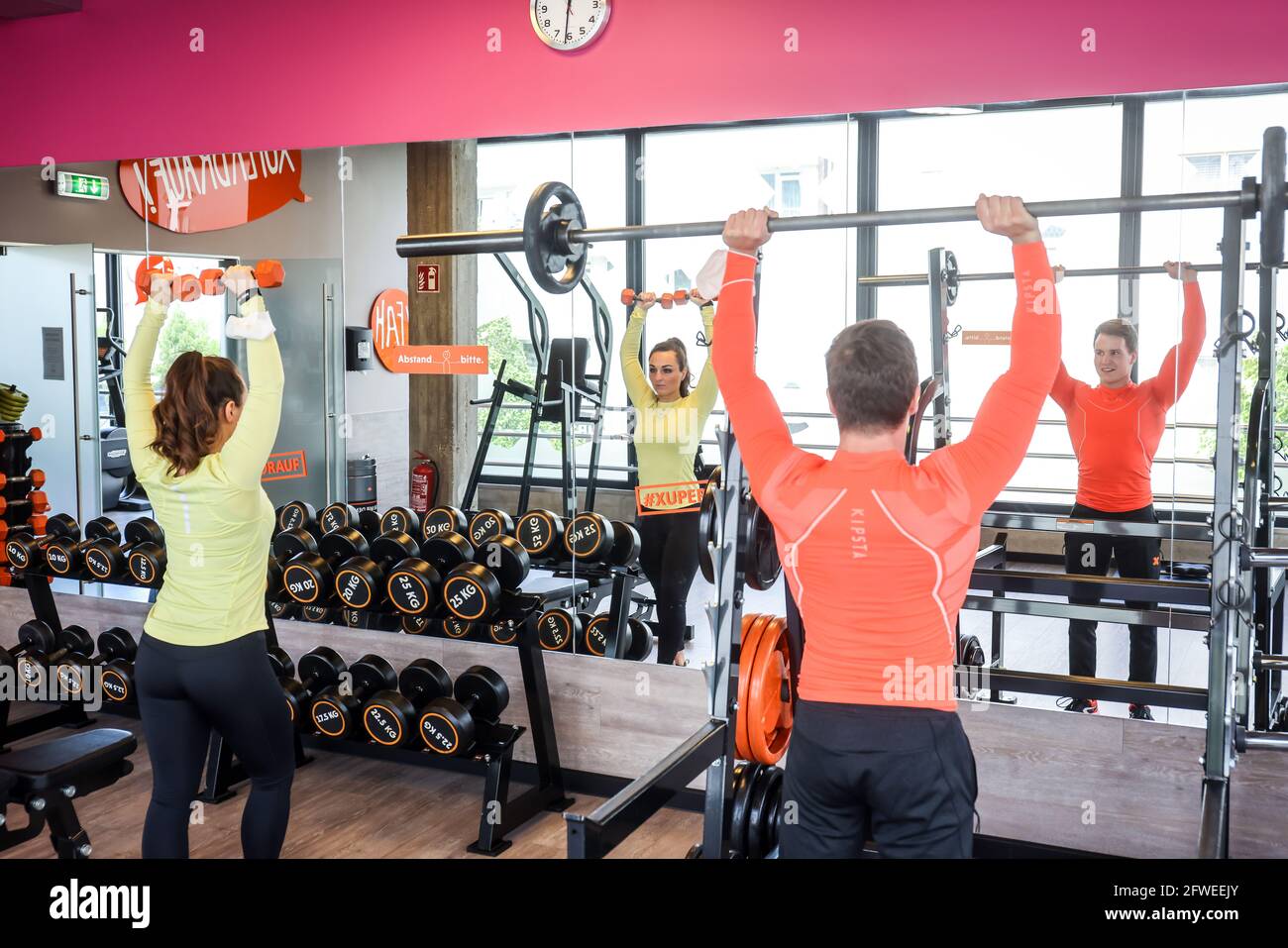 Essen, Nord Reno-Westfalia, Germania - allenamento fitness in tempi della corona Pandemic, Veronika e John sono felici dopo il lungo blocco al thei Foto Stock