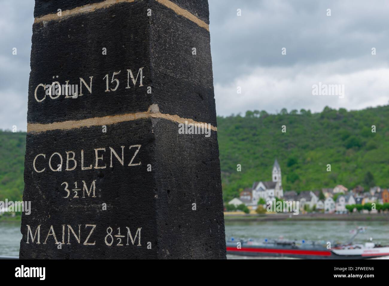 Piccola città di Boppard con una pietra miliare storica, villaggio di Lorch attraverso il Reno, patrimonio mondiale dell'UNESCO, Renania-Palatinato, Germania Foto Stock
