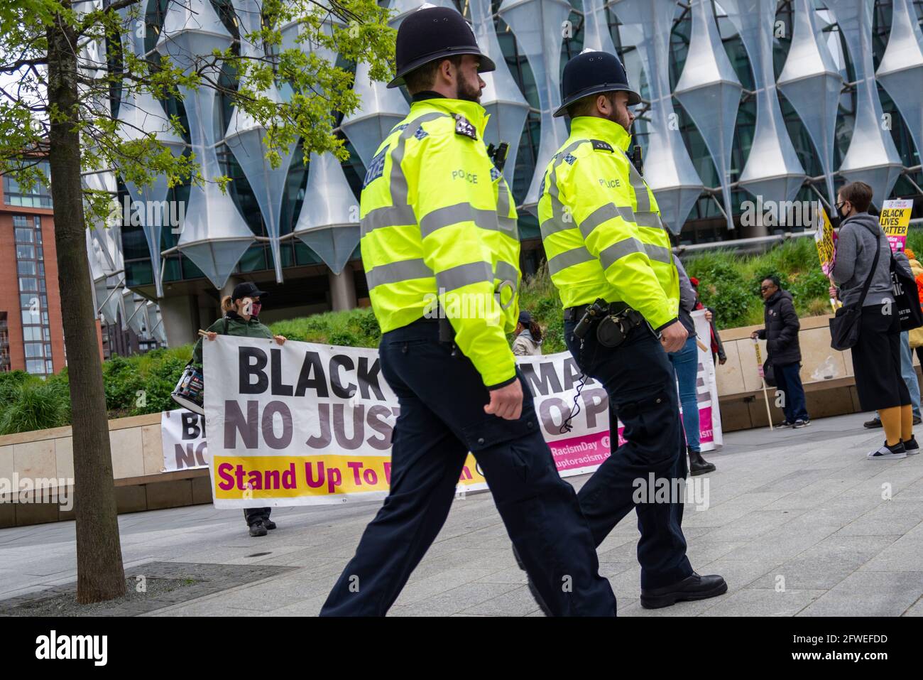 Ambasciata DEGLI STATI UNITI, Nine Elms, Londra, Regno Unito. 22 maggio 2021. In prossimità del primo anniversario della morte di George Floyd, una protesta commemorativa si sta svolgendo fuori dall'ambasciata degli Stati Uniti a Londra. Guidato dal gruppo Stand Up to Racism e Black Lives Matter Foto Stock