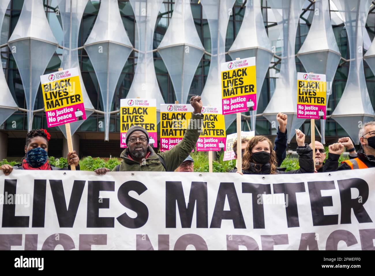 Ambasciata DEGLI STATI UNITI, Nine Elms, Londra, Regno Unito. 22 maggio 2021. In prossimità del primo anniversario della morte di George Floyd, una protesta commemorativa si sta svolgendo fuori dall'ambasciata degli Stati Uniti a Londra. Guidato dal gruppo Stand Up to Racism e Black Lives Matter Foto Stock