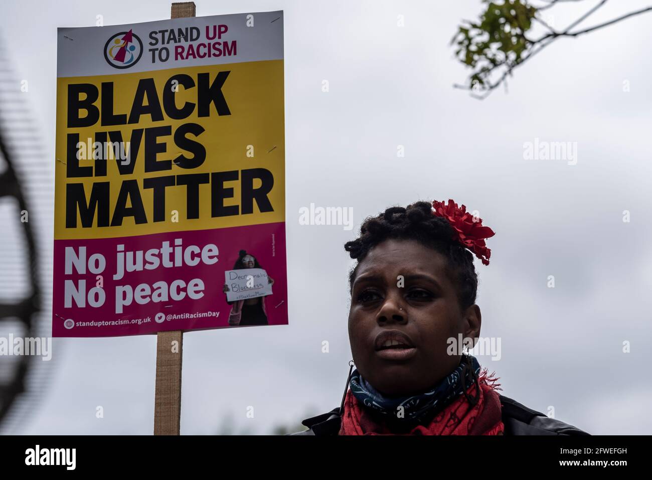 Ambasciata DEGLI STATI UNITI, Nine Elms, Londra, Regno Unito. 22 maggio 2021. In prossimità del primo anniversario della morte di George Floyd, una protesta commemorativa si sta svolgendo fuori dall'ambasciata degli Stati Uniti a Londra. Guidato dal gruppo Stand Up to Racism e Black Lives Matter Foto Stock
