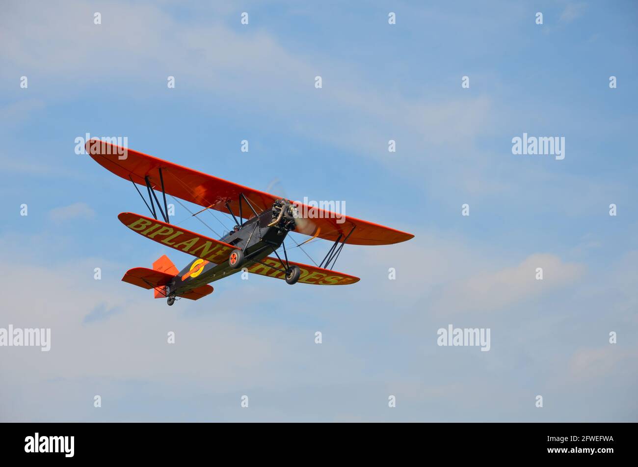 Red Hook, New York, USA - Luglio 20 2013: Old Rhinebeck Aerodrome Air show, museo dell'aviazione vivente, volo biplano d'epoca in aria Foto Stock