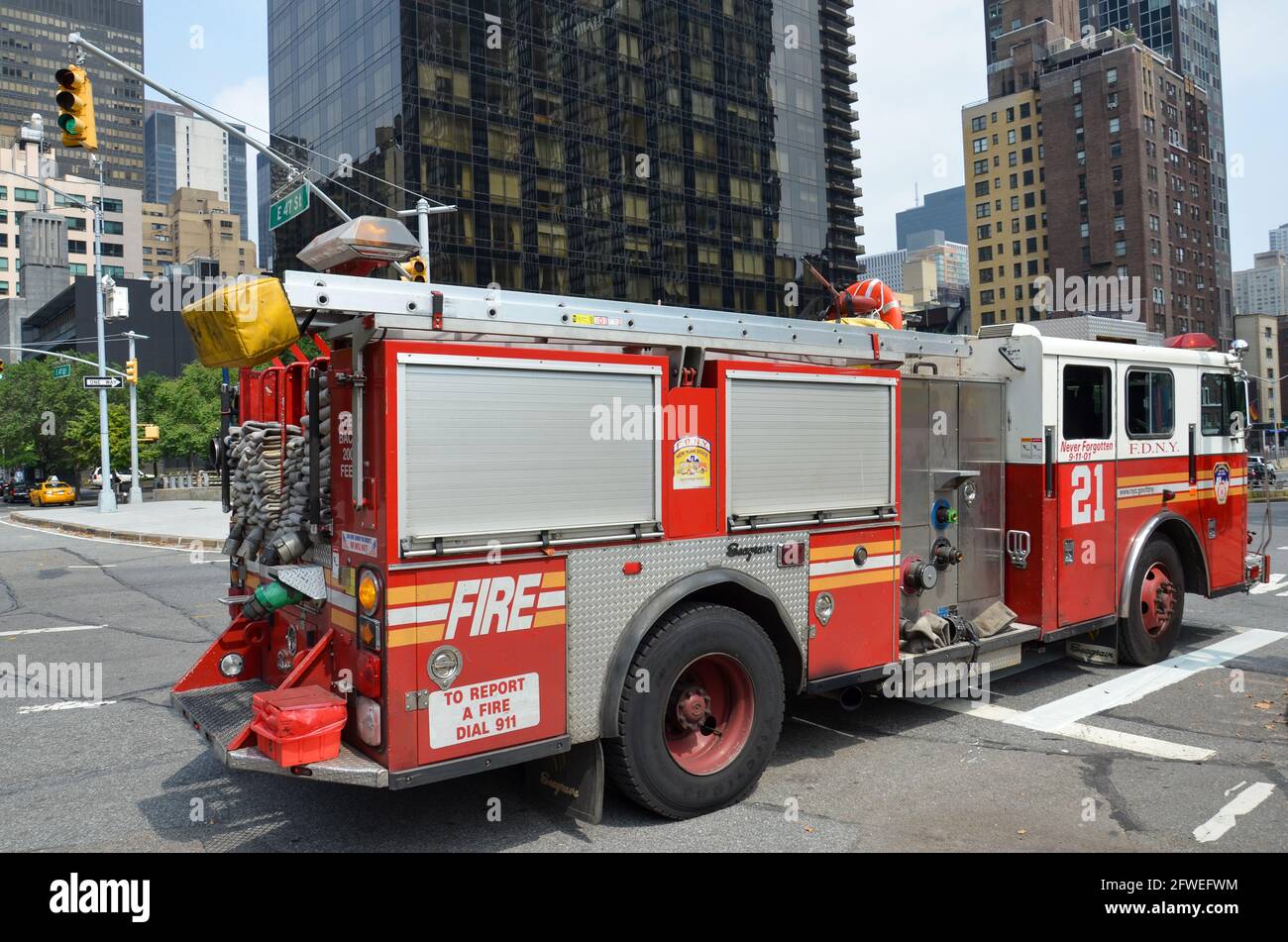 New York, USA - Luglio 22 2013: Camion fuoco con sirene sulla strada per l'emergenza nel centro di New York Foto Stock