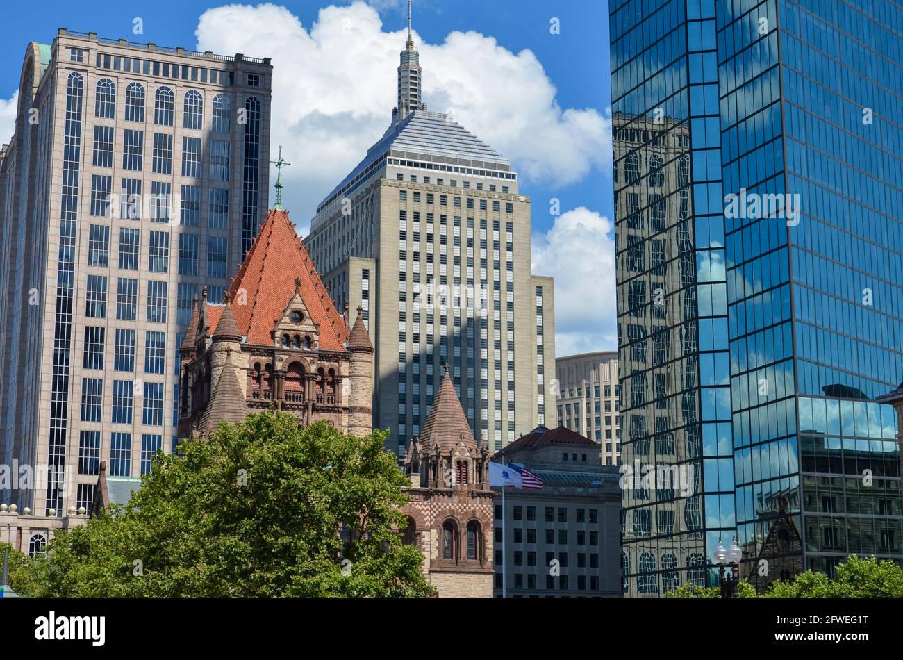 Boston, USA - 2 agosto 2013: Riflessione della Chiesa della Trinità nella finestra vetro di un grattacielo con cielo blu a Boston Foto Stock