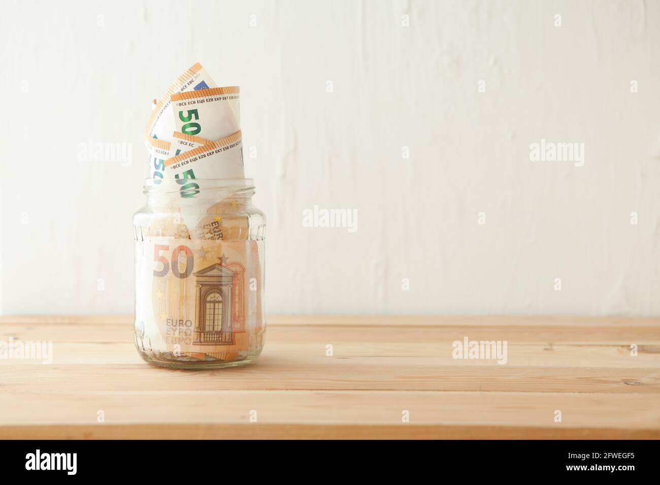 banconote in euro nel bicchiere ja. Concetto aziendale. Risparmio di denaro in pentola di vetro Foto Stock