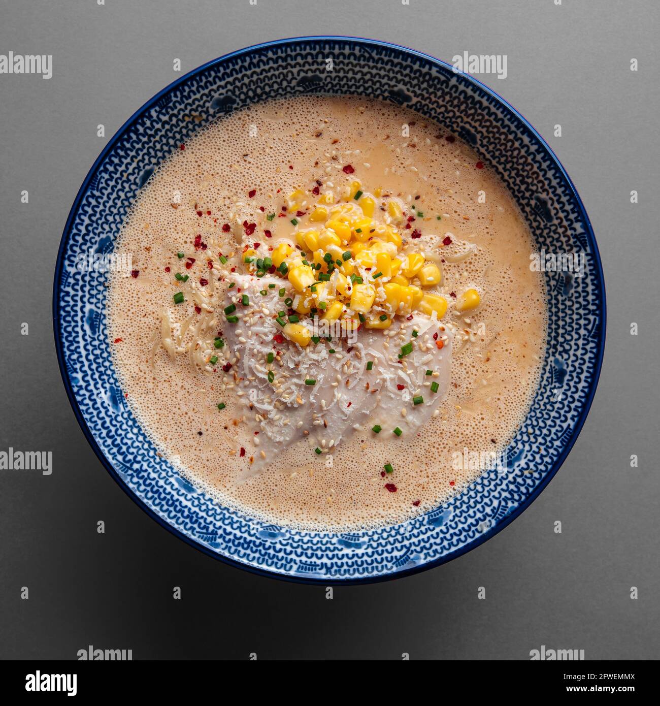 Ciotola di zuppa di noodle ramen al formaggio con mais Foto Stock