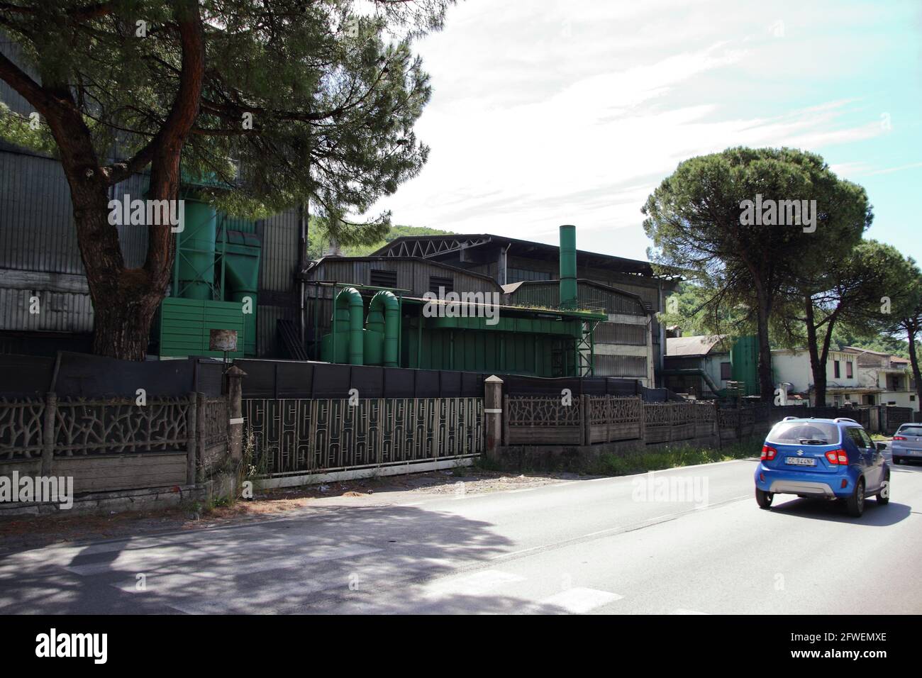 Fratte, Italia. 22 maggio 2021. In località Fratte, presso la Fonderia Pisano, il Comitato Salute e vita ha chiesto una guarnigione per richiedere alle istituzioni la chiusura immediata della Fonderia. Alla luce degli allarmanti dati degli studi scientifici dello studio SPES. Tra i relatori vi erano il dottor Paolo Fierro, vice presidente dell'Associazione Nazionale 'Medicina Democratica' e il dottor Luigi Esposito, epidemiologo. Credit: Pacific Press Media Production Corp./Alamy Live News Foto Stock