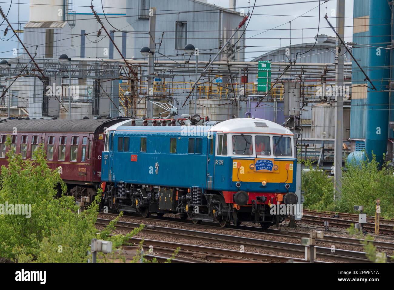 Locomotiva elettrica di classe 86 Peter Pan che trasporta la Cumbrian Mountain Express railtour passando attraverso la stazione Warrington Bank Quay. Di proprietà di Les Ross. Foto Stock