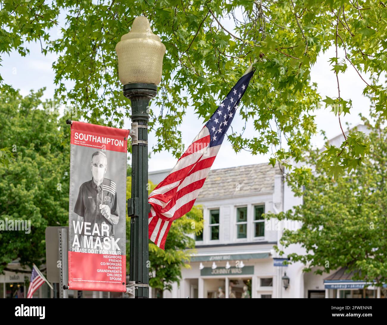 Banner a Southampton, NY incoraggiando le persone a indossare una maschera Foto Stock