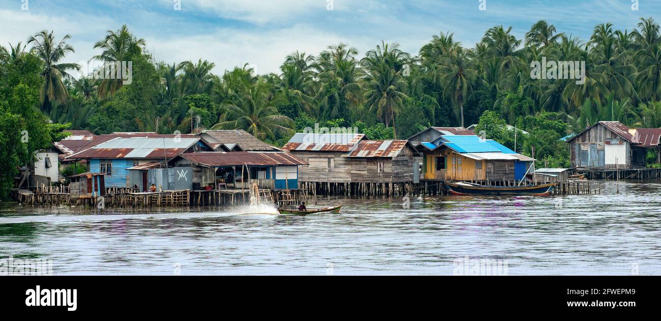 Barito River Village vicino Banjarmasin Panorama, Kalimantan, Indonesia Foto Stock