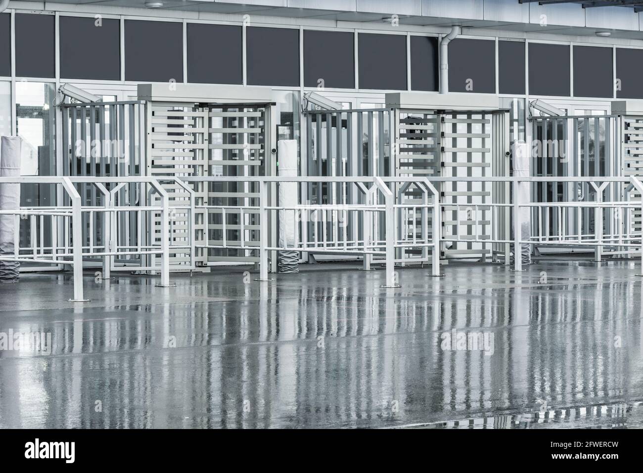 Tornelli con lettori di carte elettroniche presso lo stadio di calcio. Foto Stock