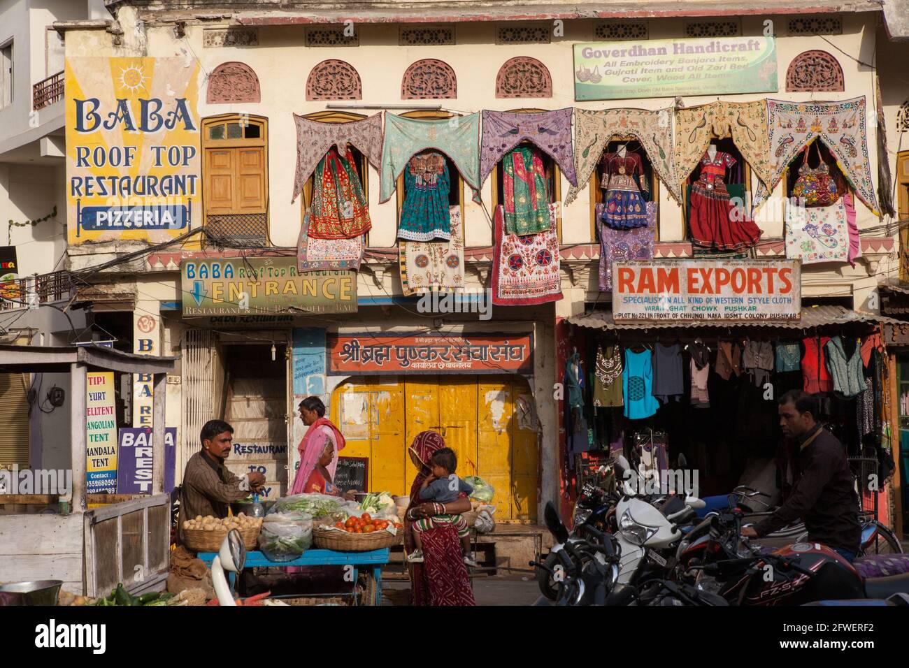 Negozi turistici e venditori di strada nella città vecchia di Pushkar, Rajasthan Foto Stock
