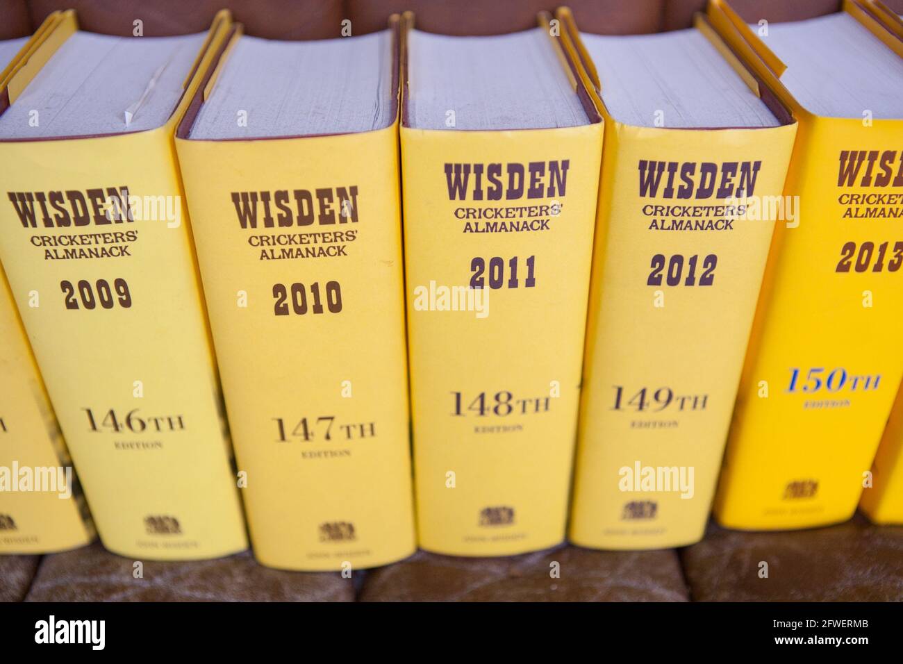 Mostra di Wisden Cricket Almanacks in una casa domestica Foto Stock
