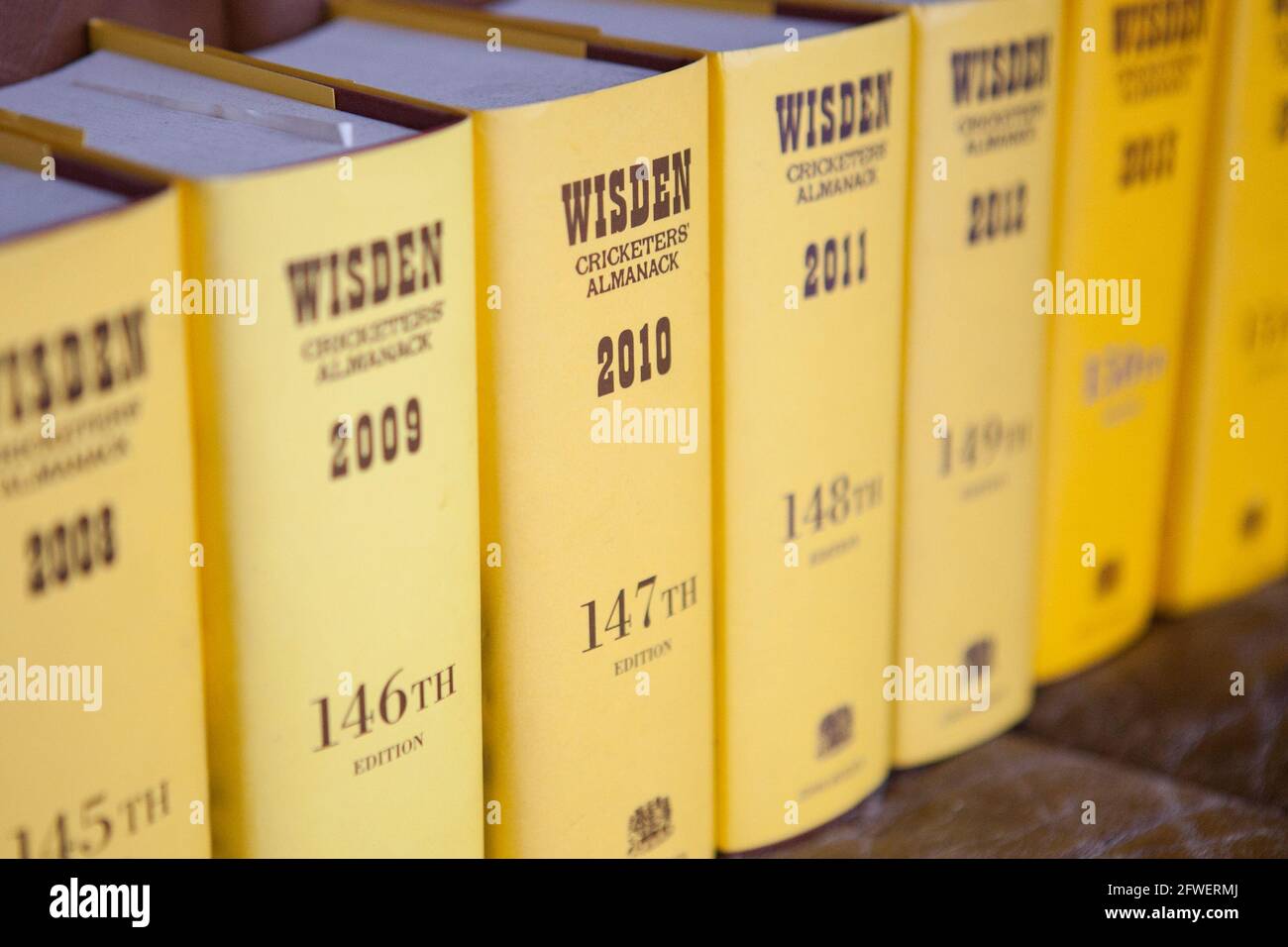 Mostra di Wisden Cricket Almanacks in una casa domestica Foto Stock